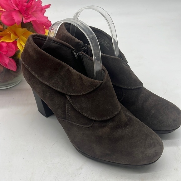 Clarks Collection Brown Suede Ankle Boots Size 9.5 MCA4286A - Picture 1 of 10